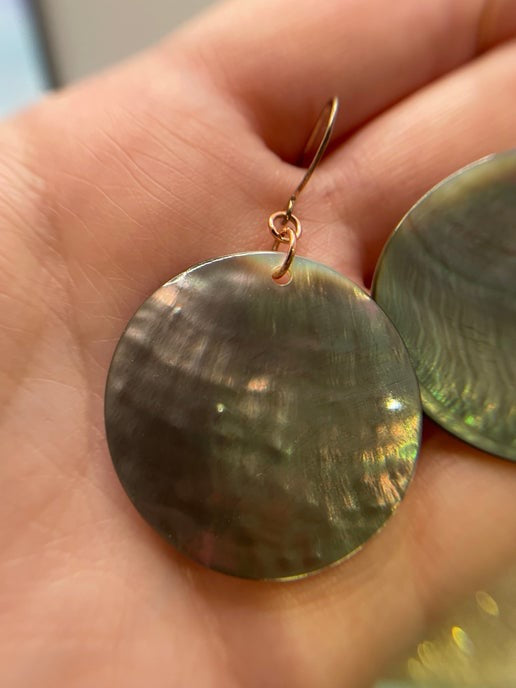 Boucles d'oreilles coquillage foncé 3,5 cm