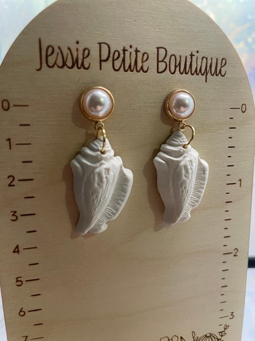 Boucles d'oreilles coquillage blanc avec bouton d'oreille de perle