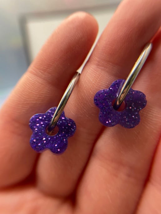 Boucles d'oreilles créoles en argent et fleur mauve scintillante - Acier inoxydable