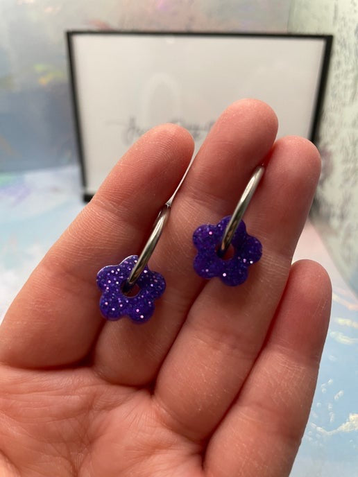 Boucles d'oreilles créoles en argent et fleur mauve scintillante - Acier inoxydable