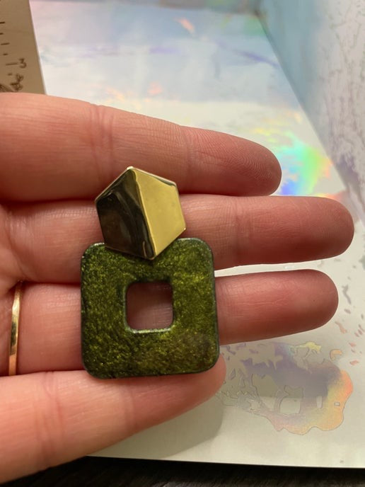 Boucles d'oreilles carrées vert foncé + bouton d'oreille hexagonal  or Sans Nickel