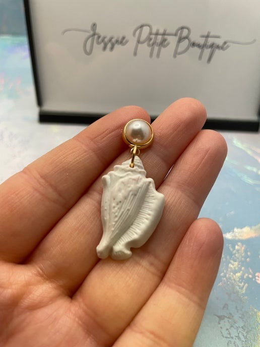 Boucles d'oreilles coquillage blanc avec bouton d'oreille de perle