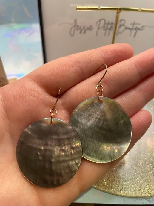 Boucles d'oreilles coquillage foncé 3,5 cm