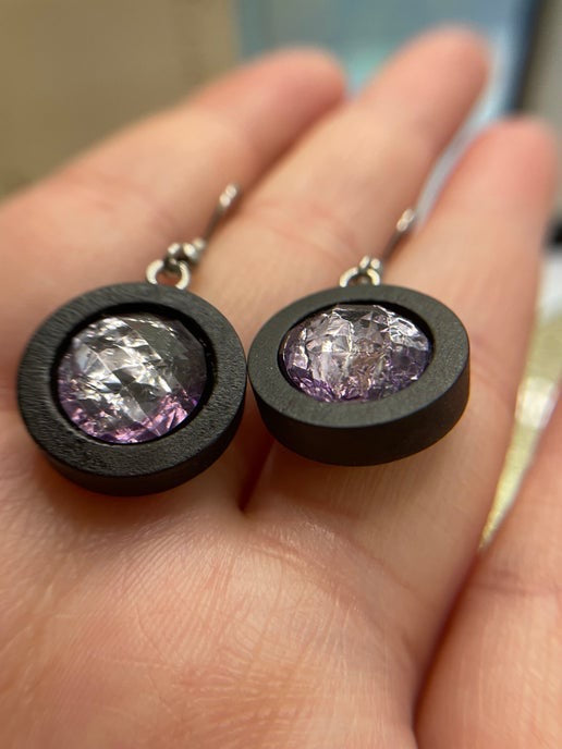 Boucles d'oreilles pendantes en fausses pierres précieuses marron sur bois noir