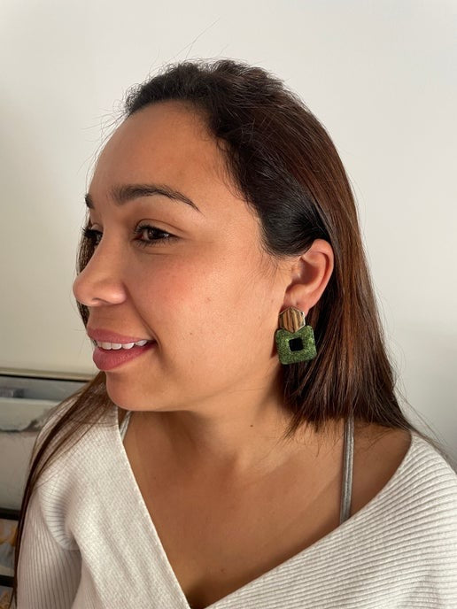 Boucles d'oreilles carrées vert foncé + bouton d'oreille hexagonal  or Sans Nickel