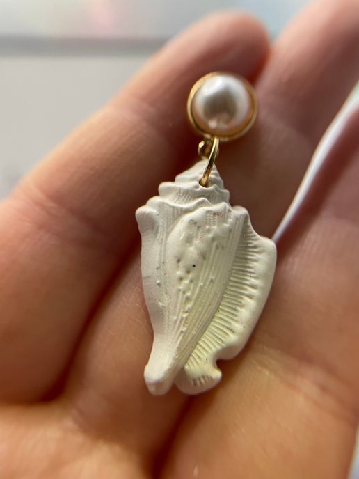 Boucles d'oreilles coquillage blanc avec bouton d'oreille de perle
