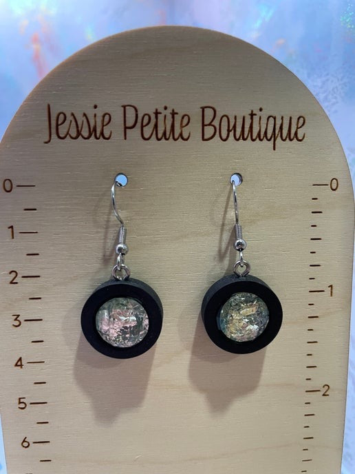 Boucles d'oreilles pendantes en fausses pierres précieuses marron sur bois noir