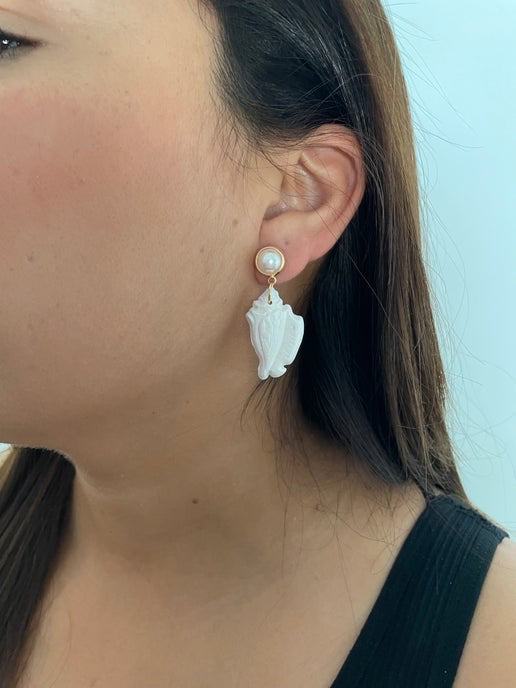Boucles d'oreilles coquillage blanc avec bouton d'oreille de perle