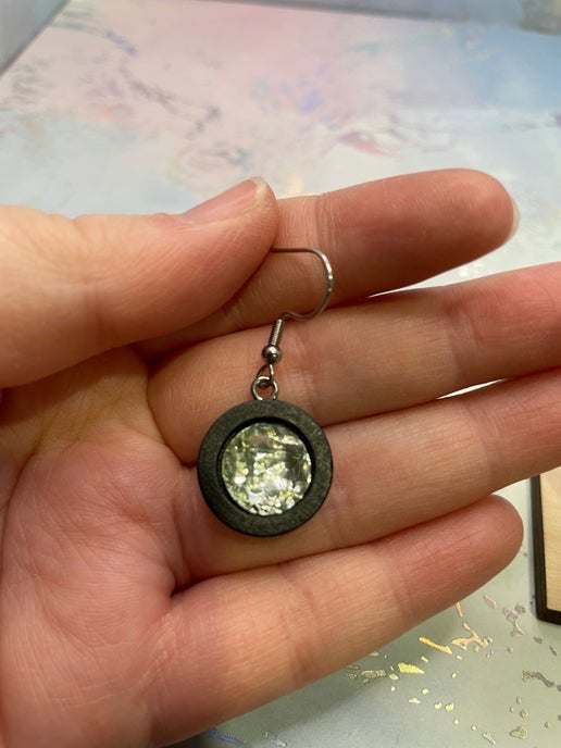 Boucles d'oreilles pendantes en fausses pierres précieuses marron sur bois noir