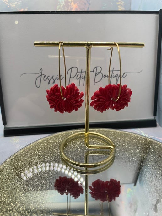 Boucles d'oreilles créoles en argile à fleurs rouges