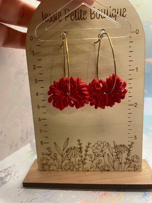 Boucles d'oreilles créoles en argile à fleurs rouges