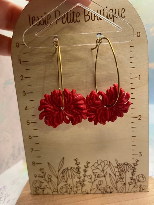 Boucles d'oreilles créoles en argile à fleurs rouges