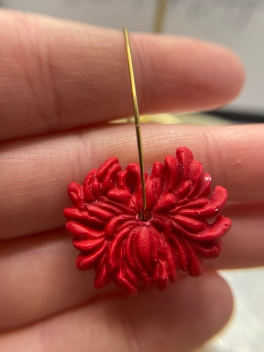 Boucles d'oreilles créoles en argile à fleurs rouges