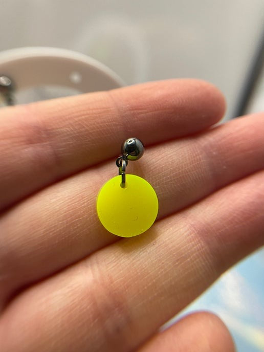 Petites boucles d'oreilles pendantes jaune fluo