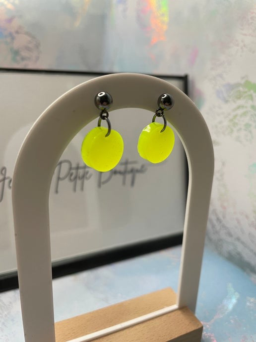 Petites boucles d'oreilles pendantes jaune fluo