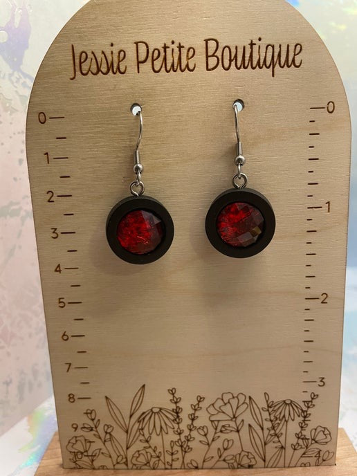 Boucles d'oreilles pendantes en fausses pierres précieuses marron sur bois noir