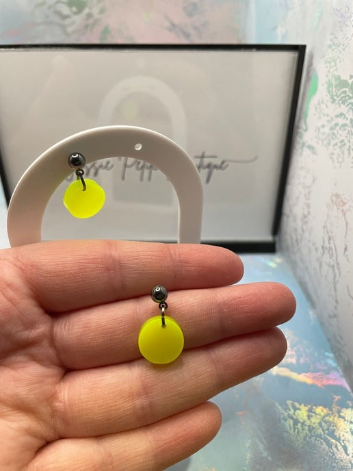 Petites boucles d'oreilles pendantes jaune fluo