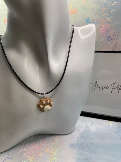 Collier empreinte de patte en guimauve