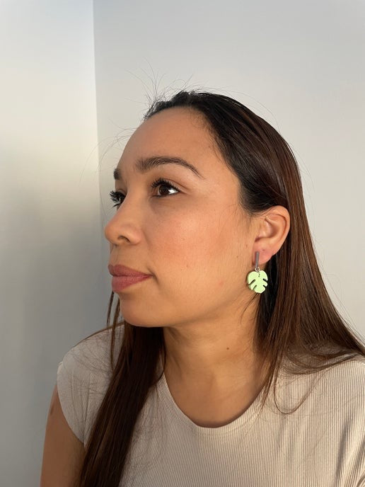 Boucles d'oreilles Monstera vertes avec barre argentée – Acier inoxydable