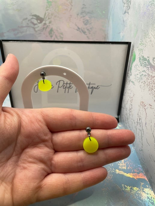 Petites boucles d'oreilles pendantes jaune fluo