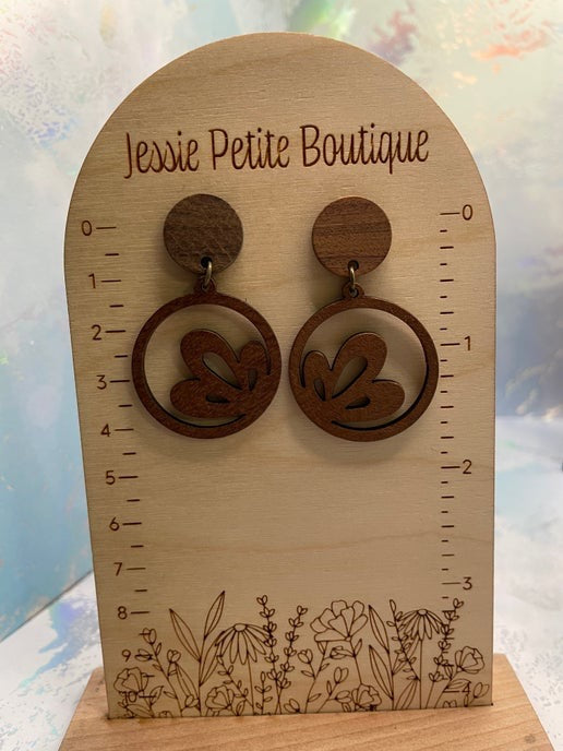 Boucles d'oreilles en bois avec fleur dans cercle 