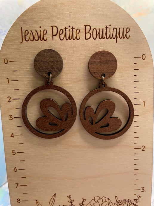 Boucles d'oreilles en bois avec fleur dans cercle 