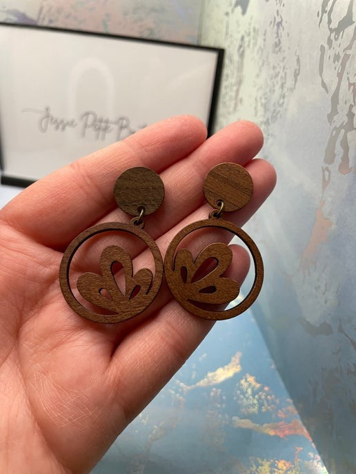 Boucles d'oreilles en bois avec fleur dans cercle 