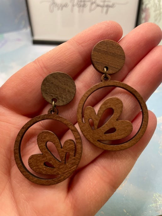 Boucles d'oreilles en bois avec fleur dans cercle 