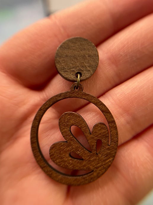 Boucles d'oreilles en bois avec fleur dans cercle 