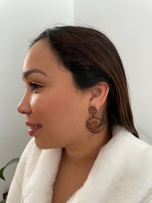 Boucles d'oreilles en bois avec fleur dans cercle 