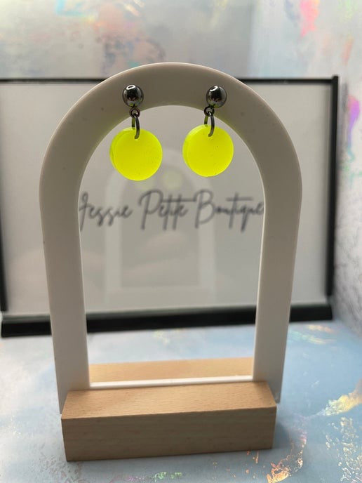 Petites boucles d'oreilles pendantes jaune fluo