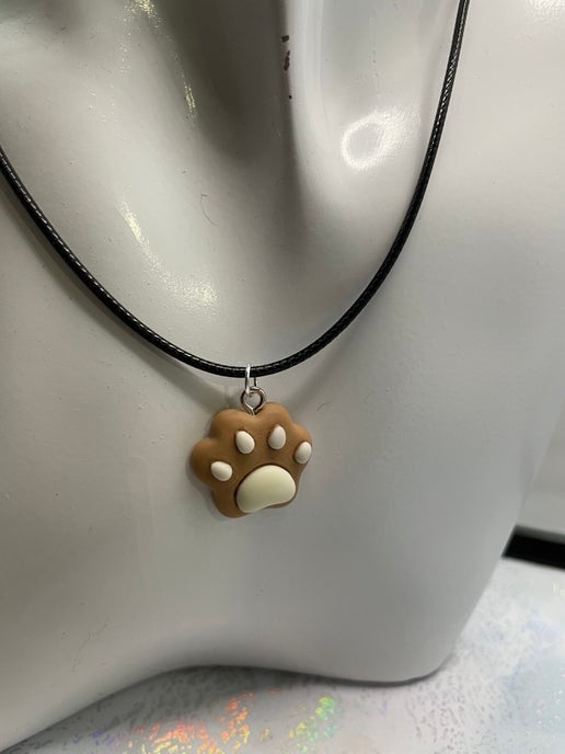 Collier empreinte de patte en guimauve