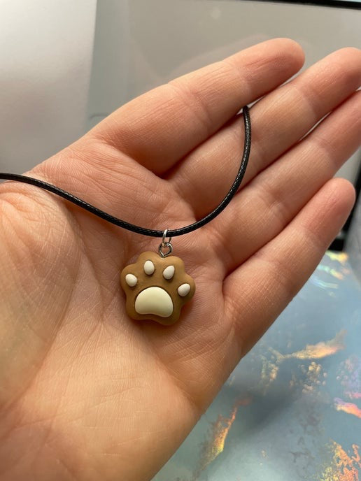 Collier empreinte de patte en guimauve