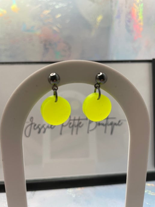 Petites boucles d'oreilles pendantes jaune fluo