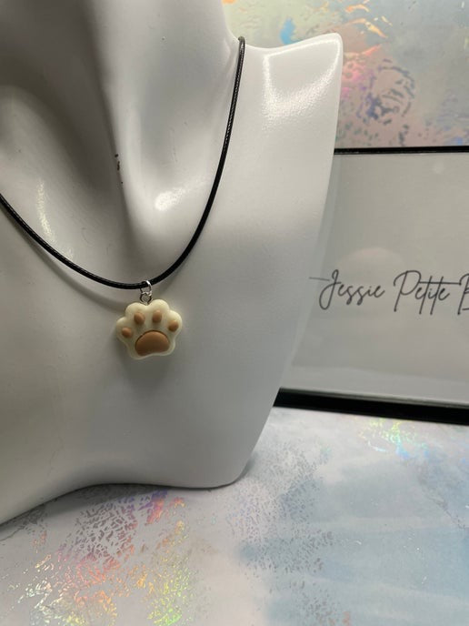 Collier empreinte de patte en guimauve