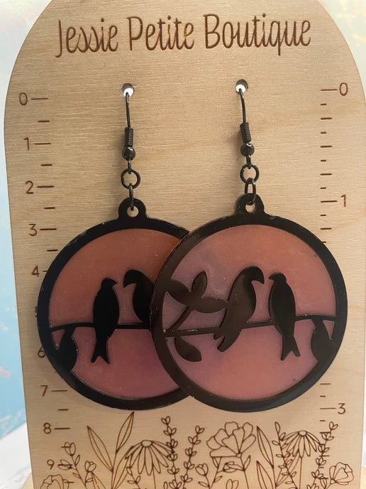 Boucles d'oreilles tourtereaux noirs sur caméléon
