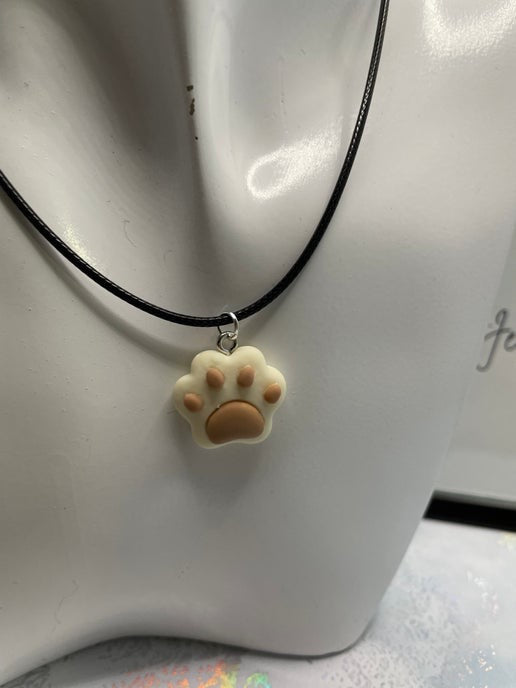 Collier empreinte de patte en guimauve