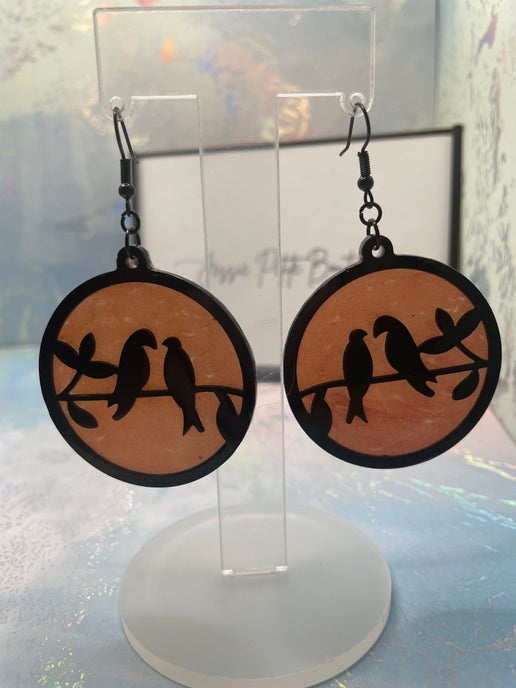 Boucles d'oreilles tourtereaux noirs sur caméléon