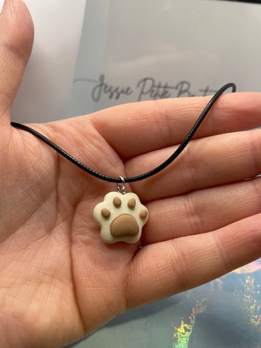 Collier empreinte de patte en guimauve