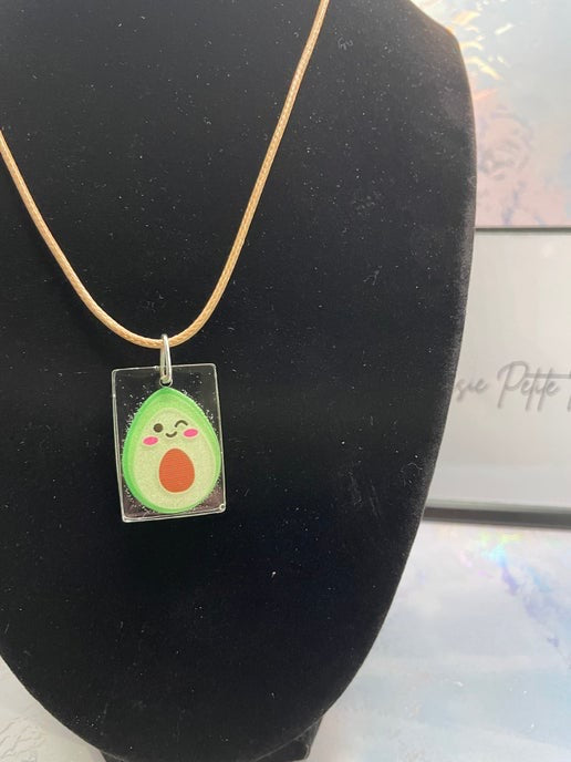 Collier pendentif avocat - 17''corde