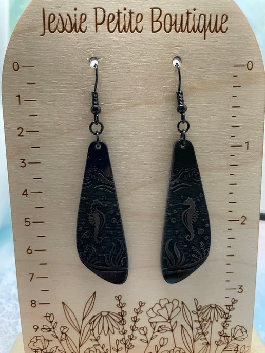 Seahorse engrave: Black Earrings