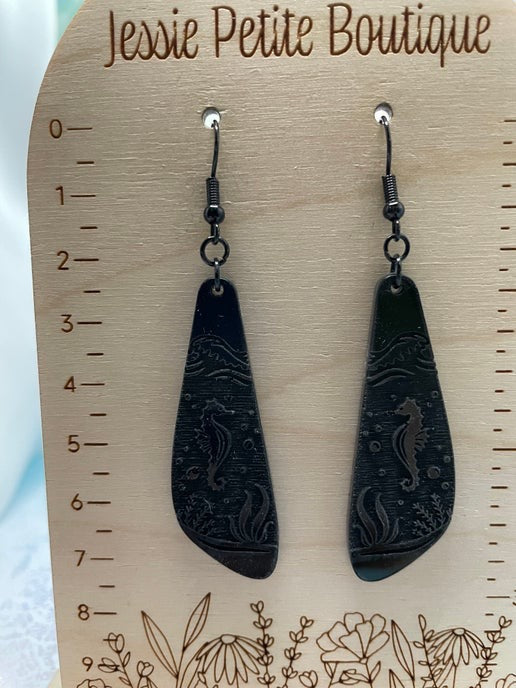 Seahorse engrave: Black Earrings