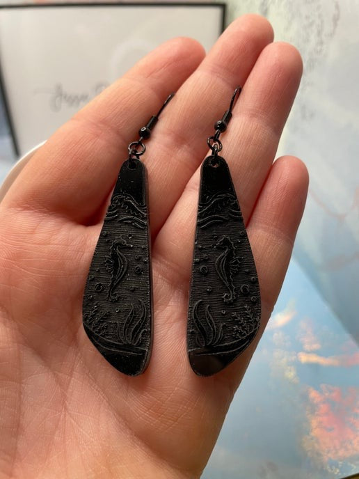 Seahorse engrave: Black Earrings