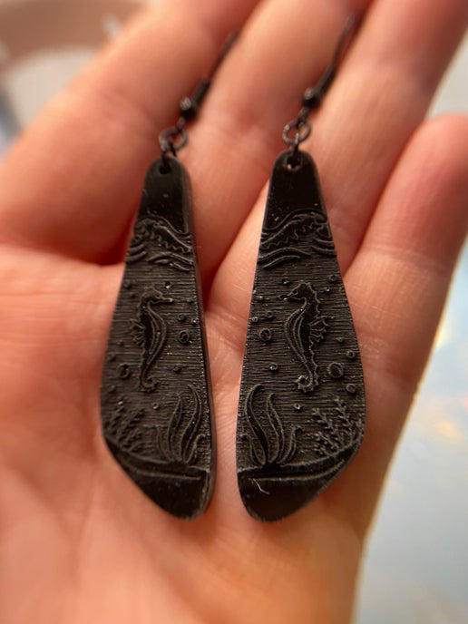 Seahorse engrave: Black Earrings