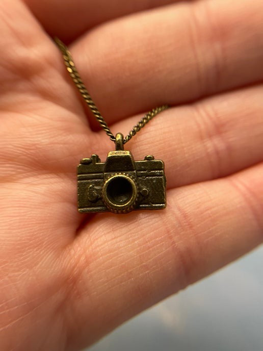 Collier à breloques en bronze avec appareil photo – 53 cm