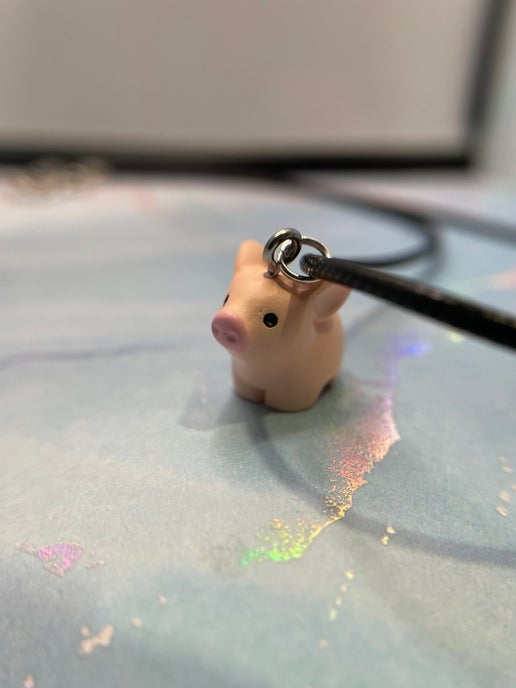 Collier cochon mignon sur corde 17''