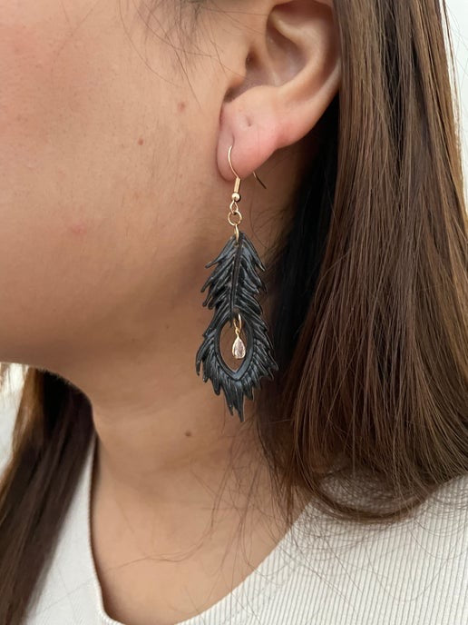 Boucles d'oreilles plumes noires avec zircones