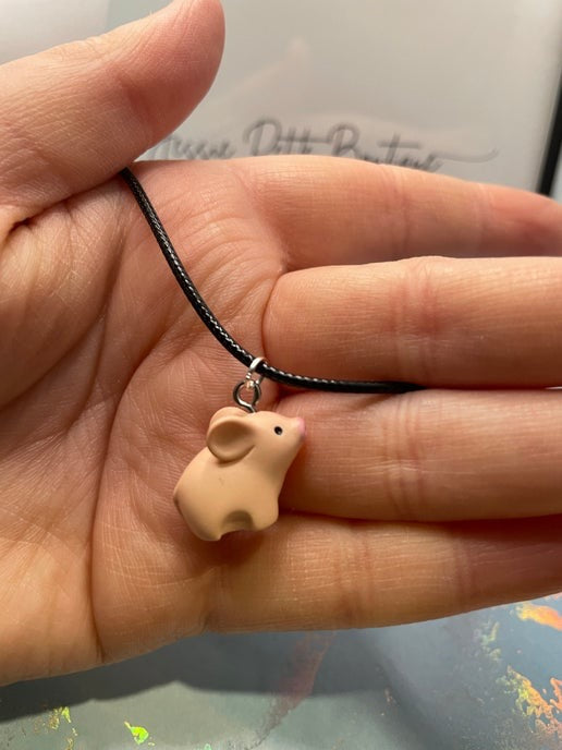 Collier cochon mignon sur corde 17''