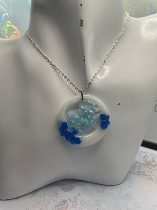 Collier Fleur Bleue et Papillon - 23'' SANS NICKEL