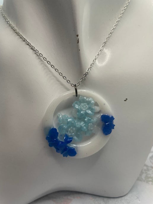 Collier Fleur Bleue et Papillon - 23'' SANS NICKEL